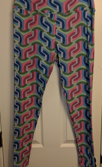 NWOT LULAROE GRAPHIC TALL & CURVY LEGGINGS - Picture 3 of 6